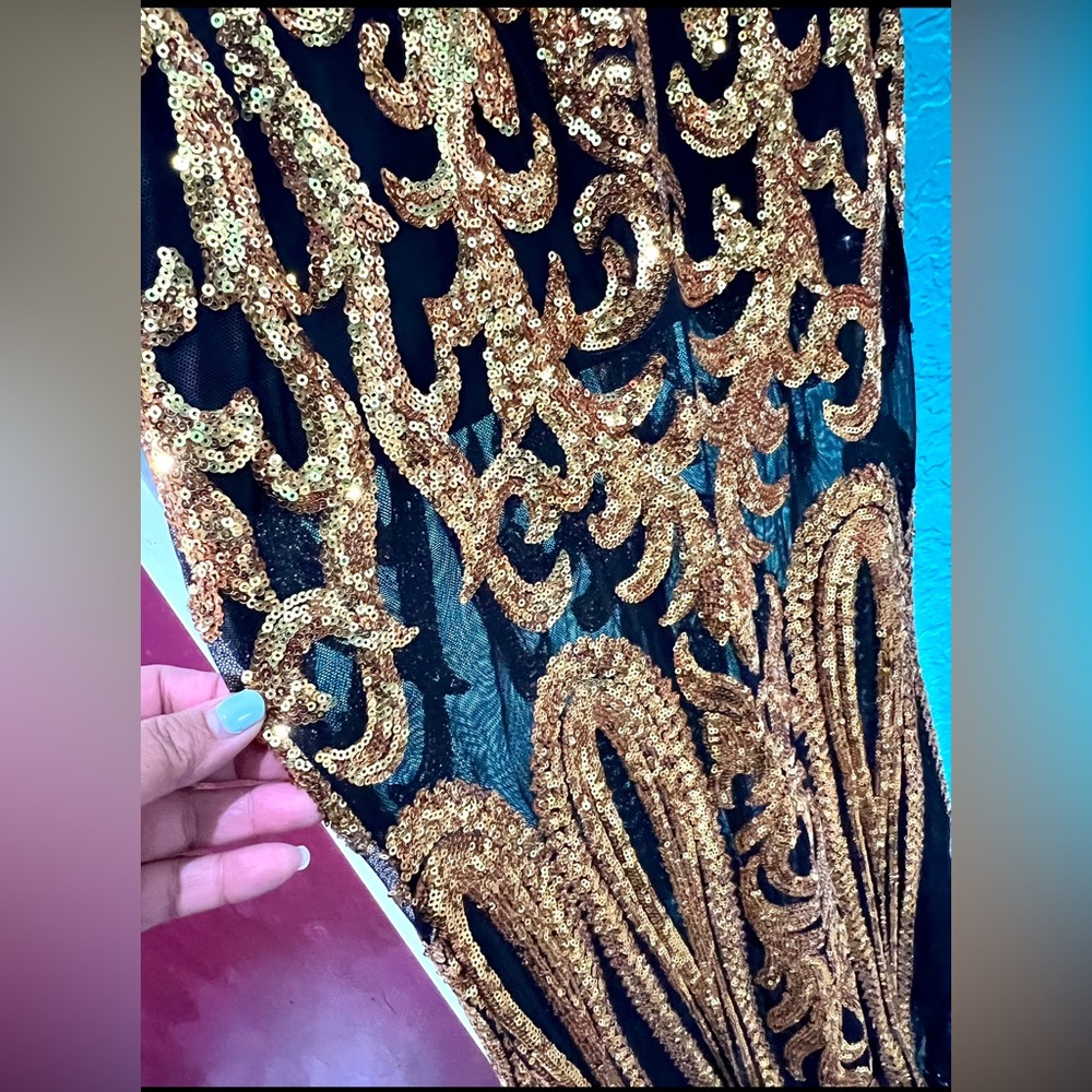 👑✅PRICE FIRM✅ Beautiful Formal Gold & Black Sequin Long Gown - Picture 3 of 13